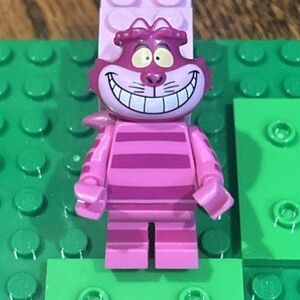 LEGO Series Disney 71012 Minifigure -Cheshire Cat - Excellent Condition w stand